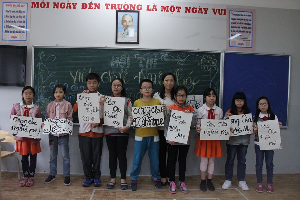Học sinh tiểu học với hội thi viết thư pháp chữ Việt
