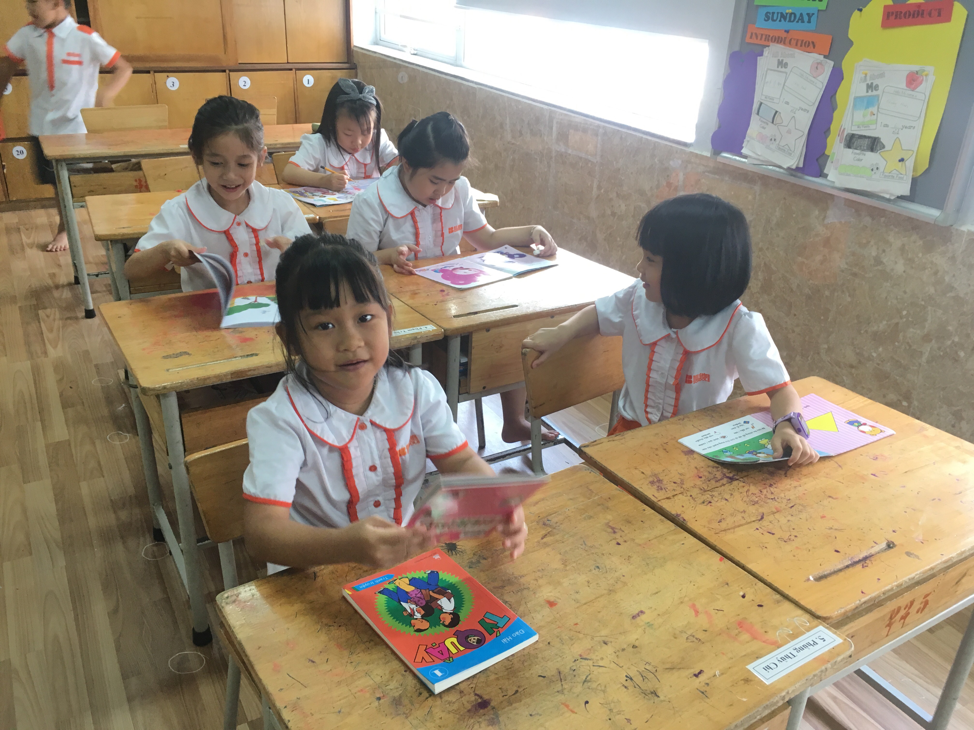 Sách với chúng ta