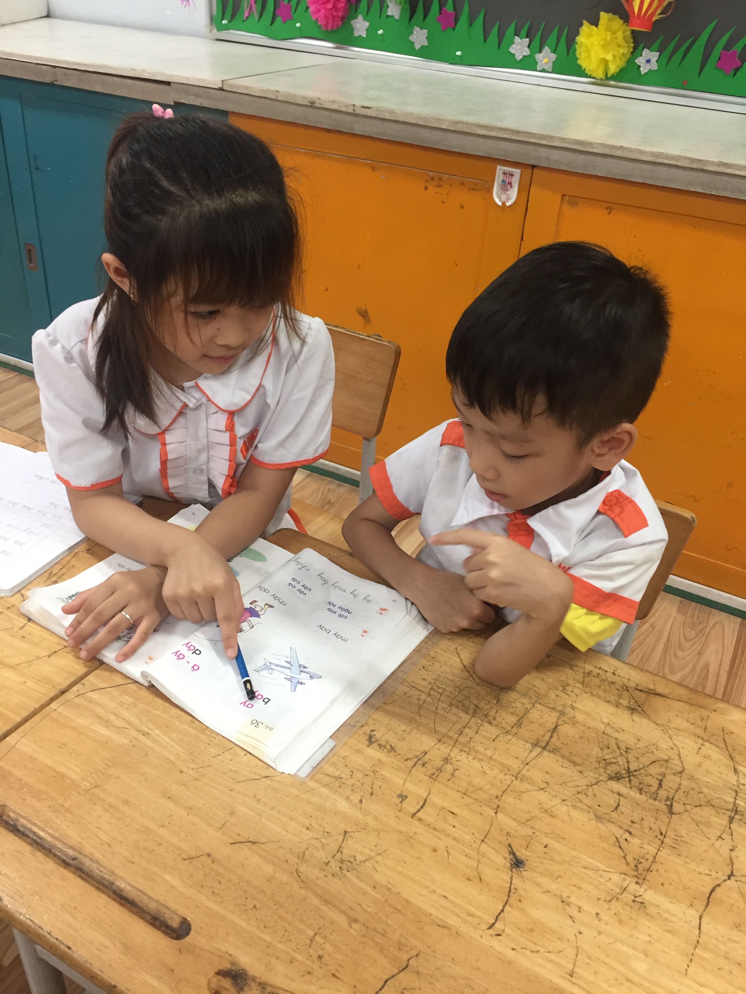 Đôi bạn cùng tiến