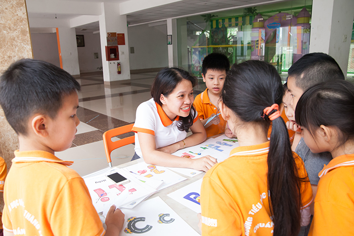 Người bạn lớn tuổi cùng con học tiếng Anh