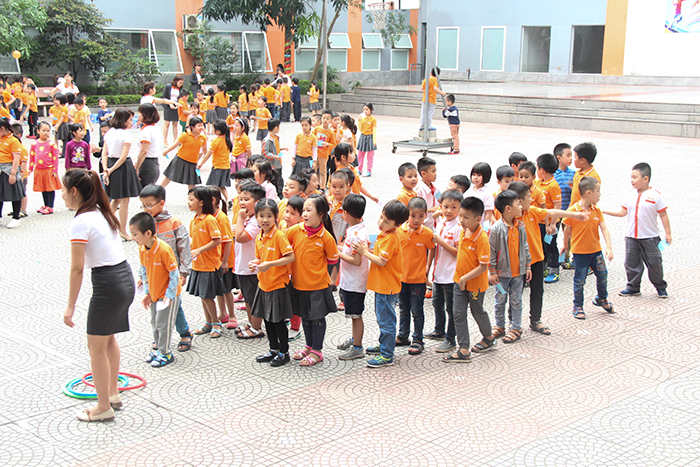 Người bạn lớn tuổi cùng con học tiếng Anh