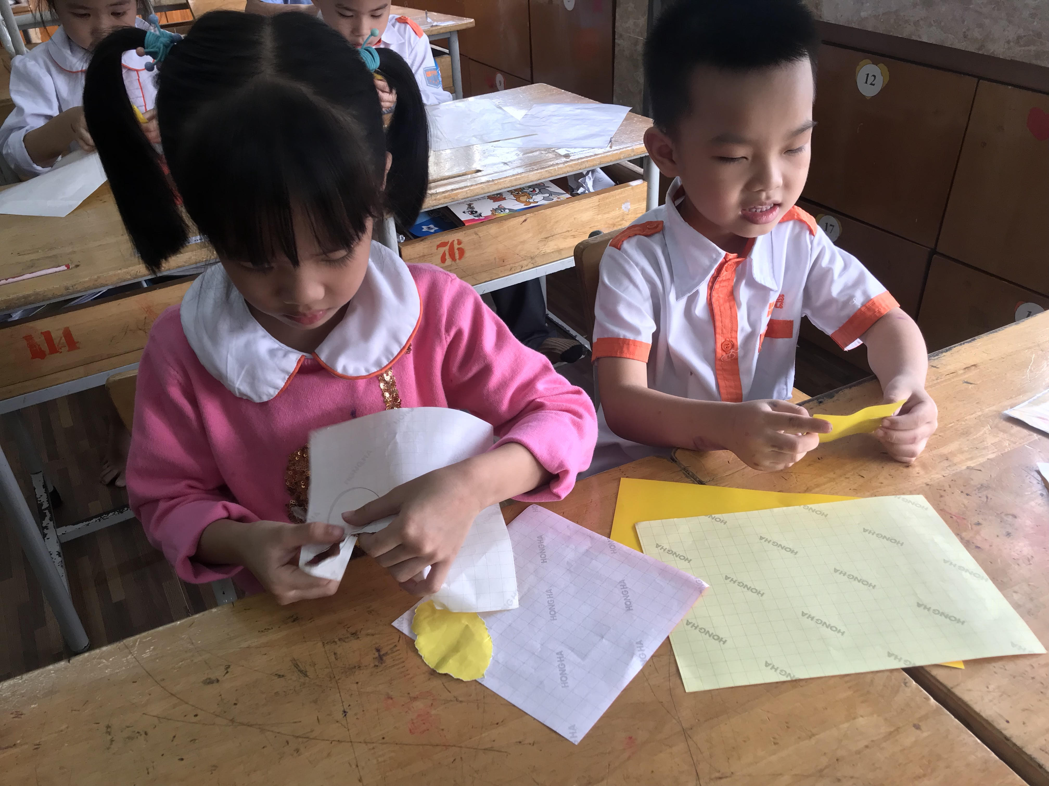 Học sinh 1A8 với giờ học Thủ công