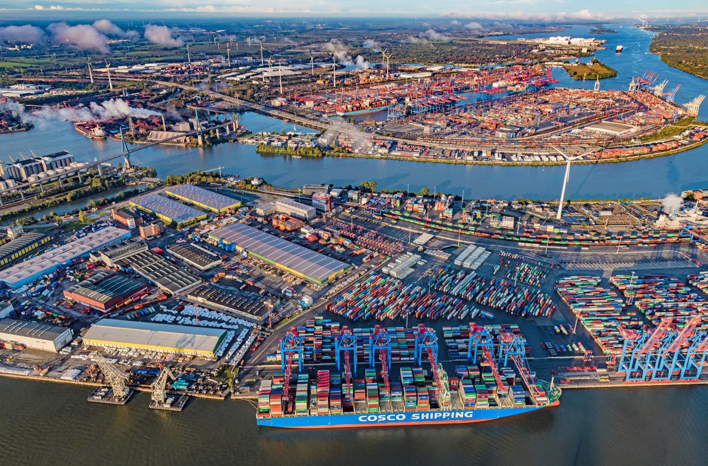 Lưu lượng container của Hamburg gần đạt 8 triệu TEU vào năm 2024.