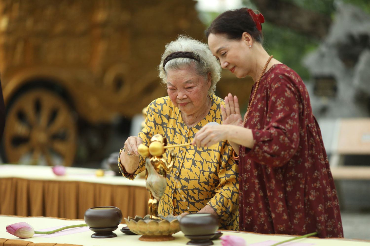 nsnd-le-khanh-va-me-thuc-hien-nghi-thuc-tam-phat-tai-chua-lon-nhat-the-gioi-2083.jpg?width=0&s=XCPwJqSdtba6QVUeTbostw
