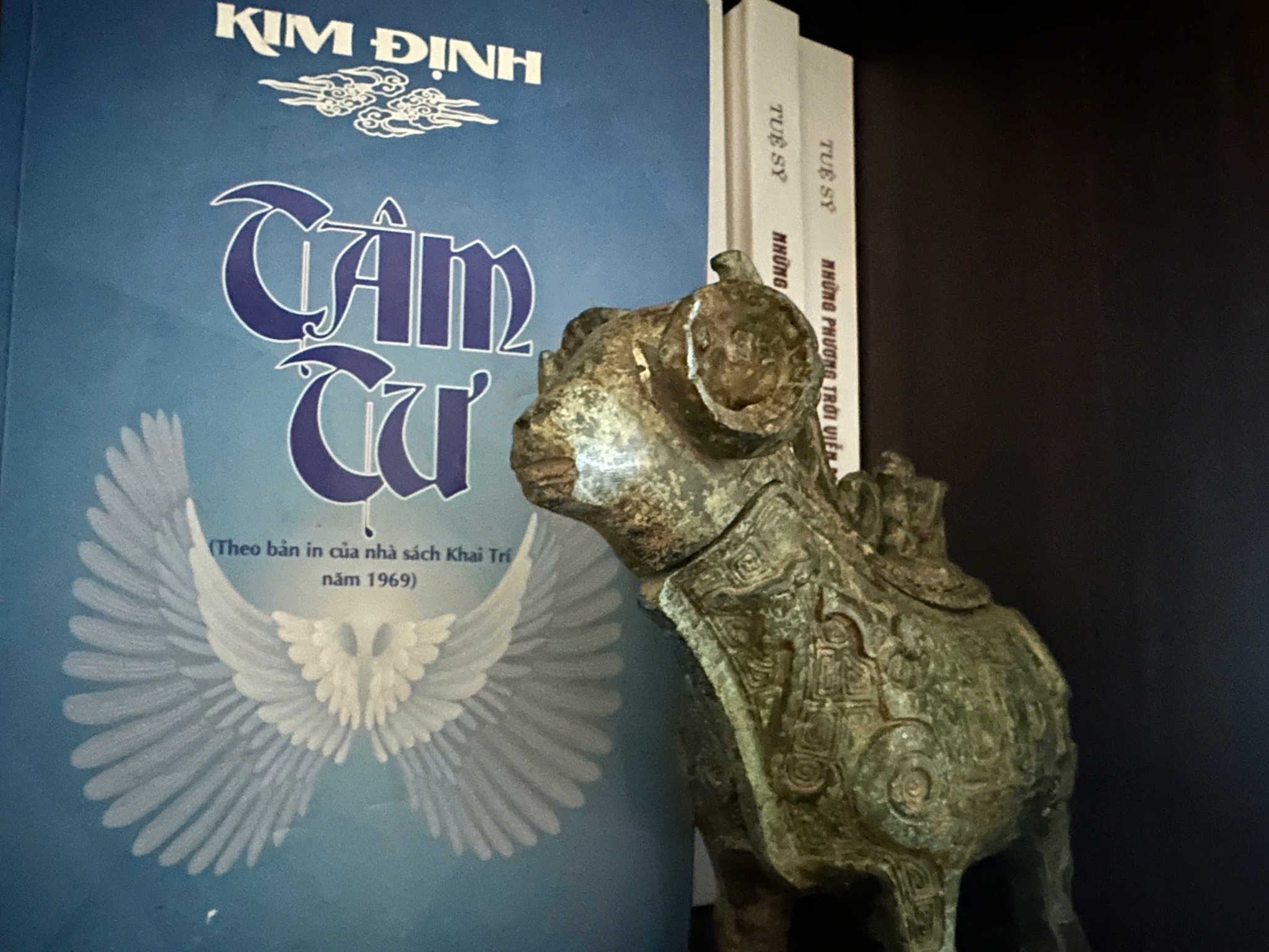 Đọc sách bằng gì?