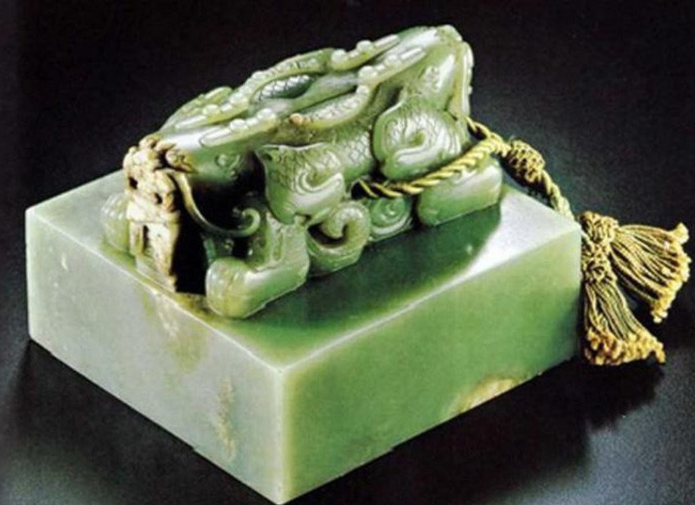 Ngọc tỷ truyền quốc - Hư ảo và nước mật