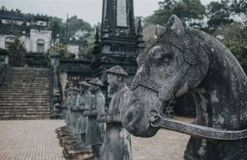 Vết bùn trên chân ngựa đá