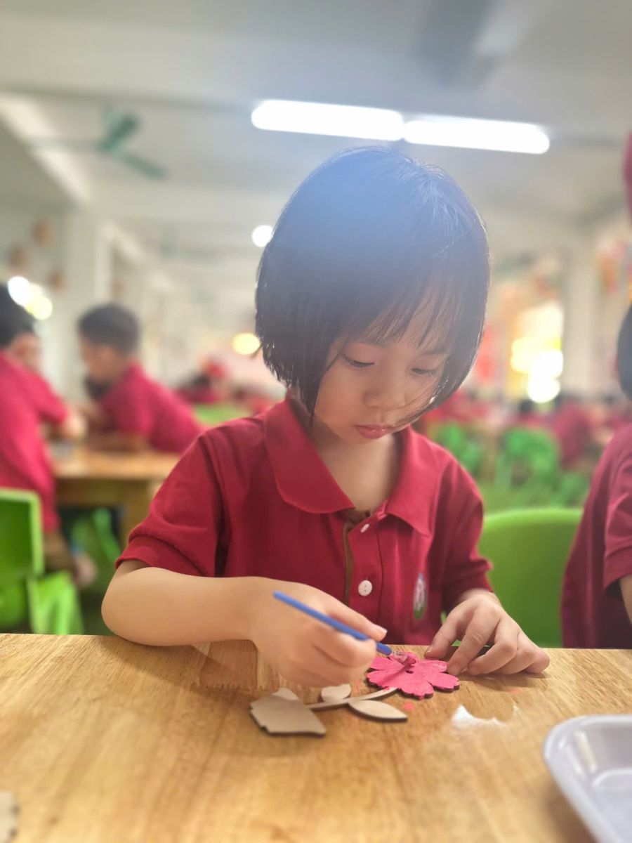 Các bé khối mẫu giáo nhỡ chào mừng ngày phụ nữ Việt Nam 20-10