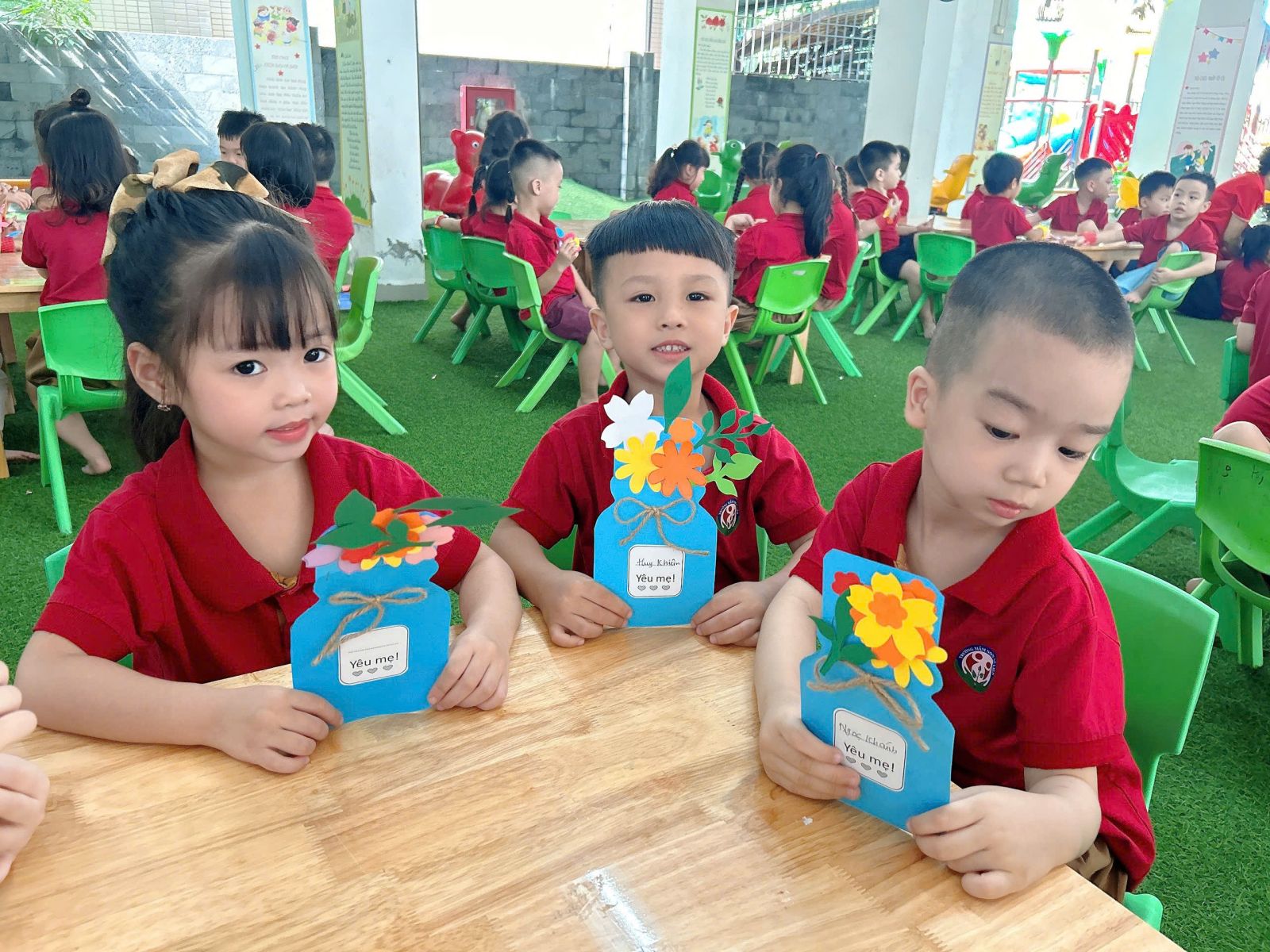 Các bé khối mẫu giáo nhỡ chào mừng ngày phụ nữ Việt Nam 20-10