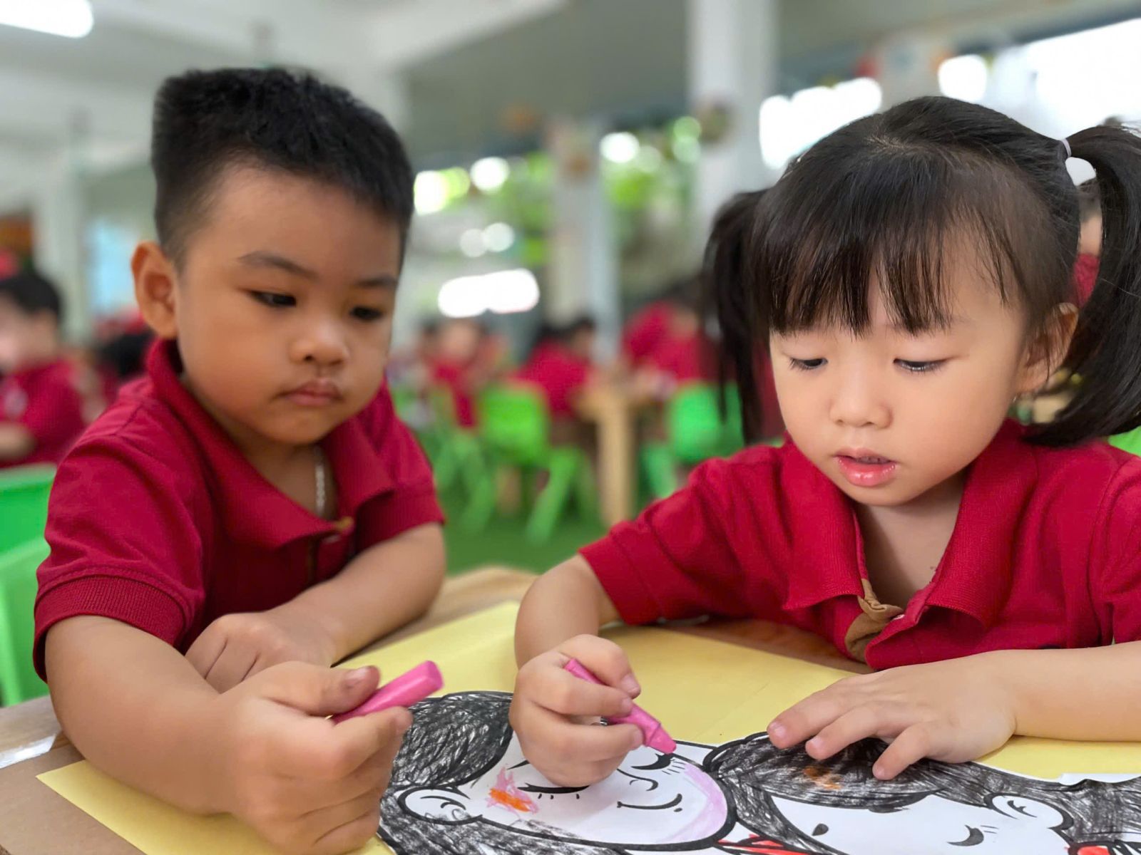 Các bé khối mẫu giáo nhỡ chào mừng ngày phụ nữ Việt Nam 20-10
