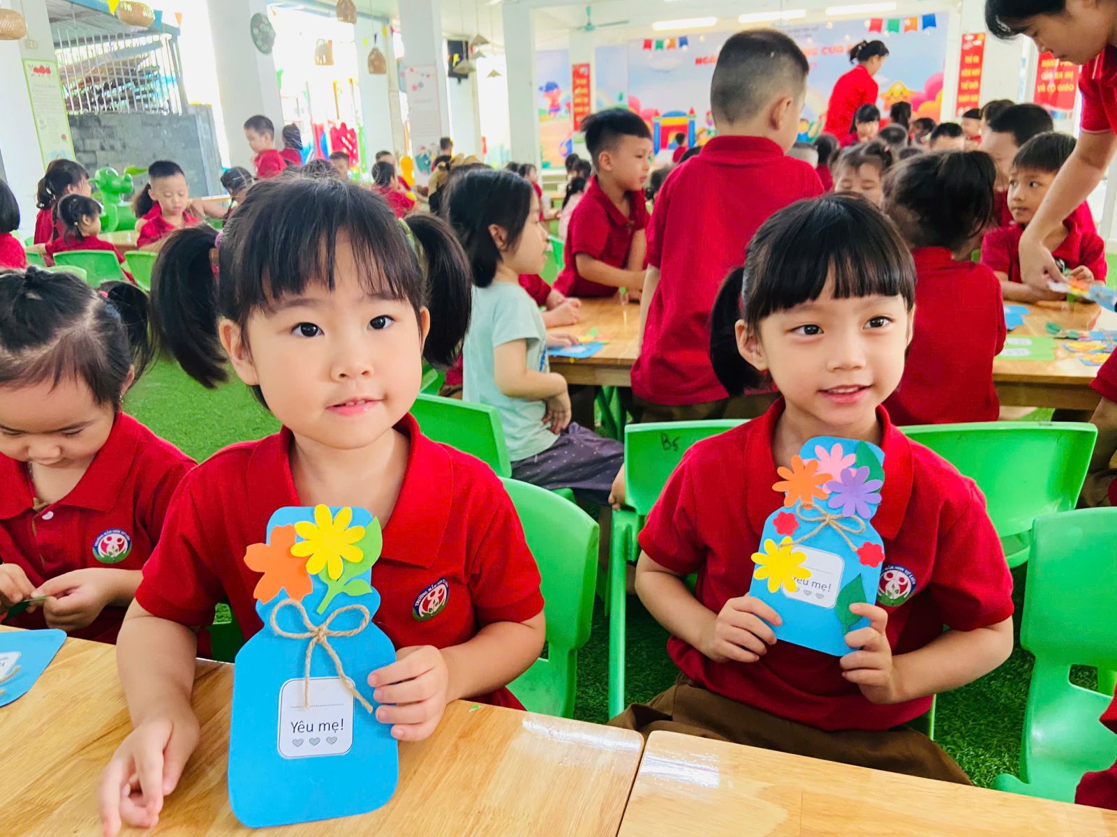 Các bé khối mẫu giáo nhỡ chào mừng ngày phụ nữ Việt Nam 20-10