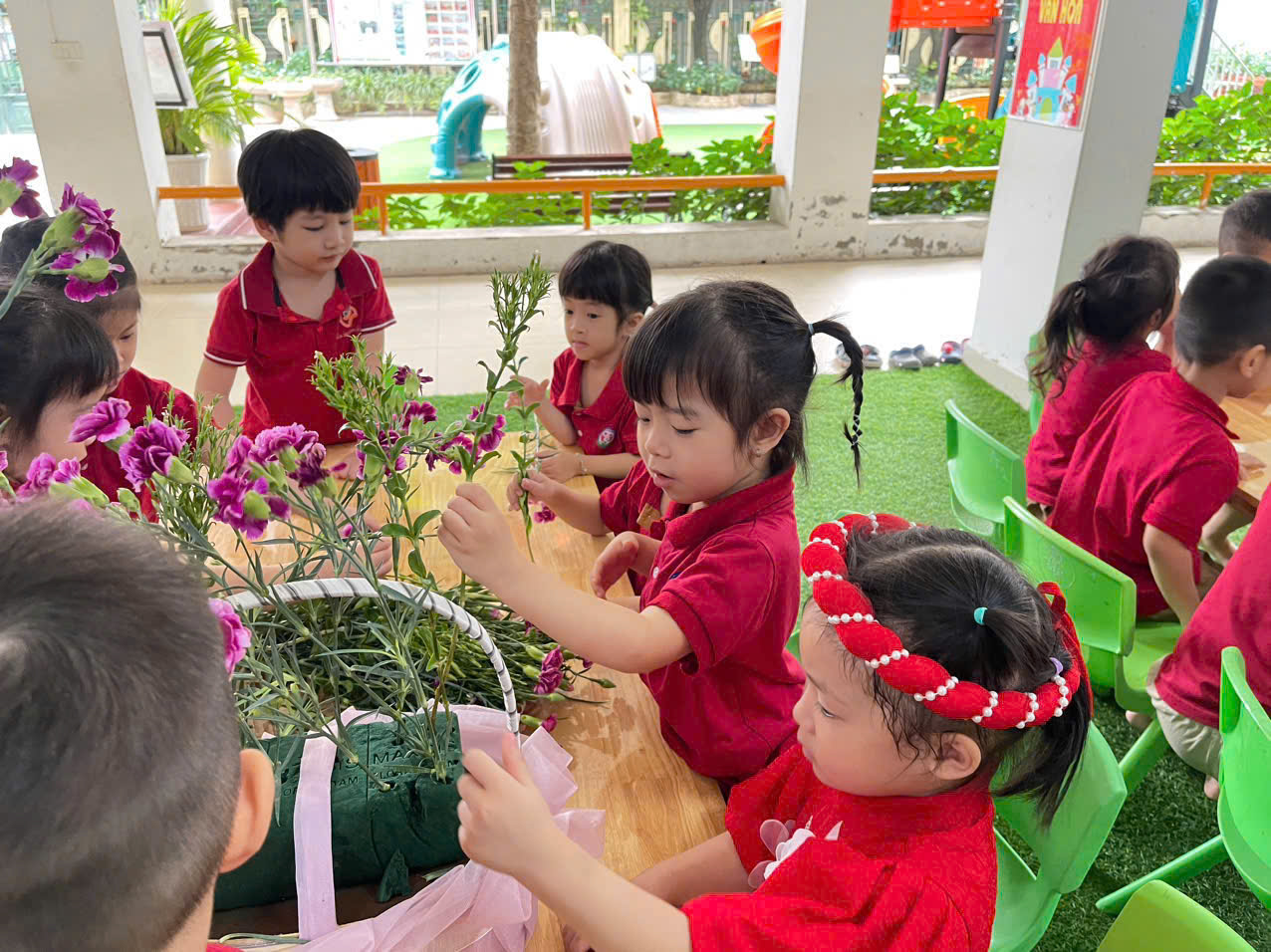 Các bé khối mẫu giáo nhỡ chào mừng ngày phụ nữ Việt Nam 20-10