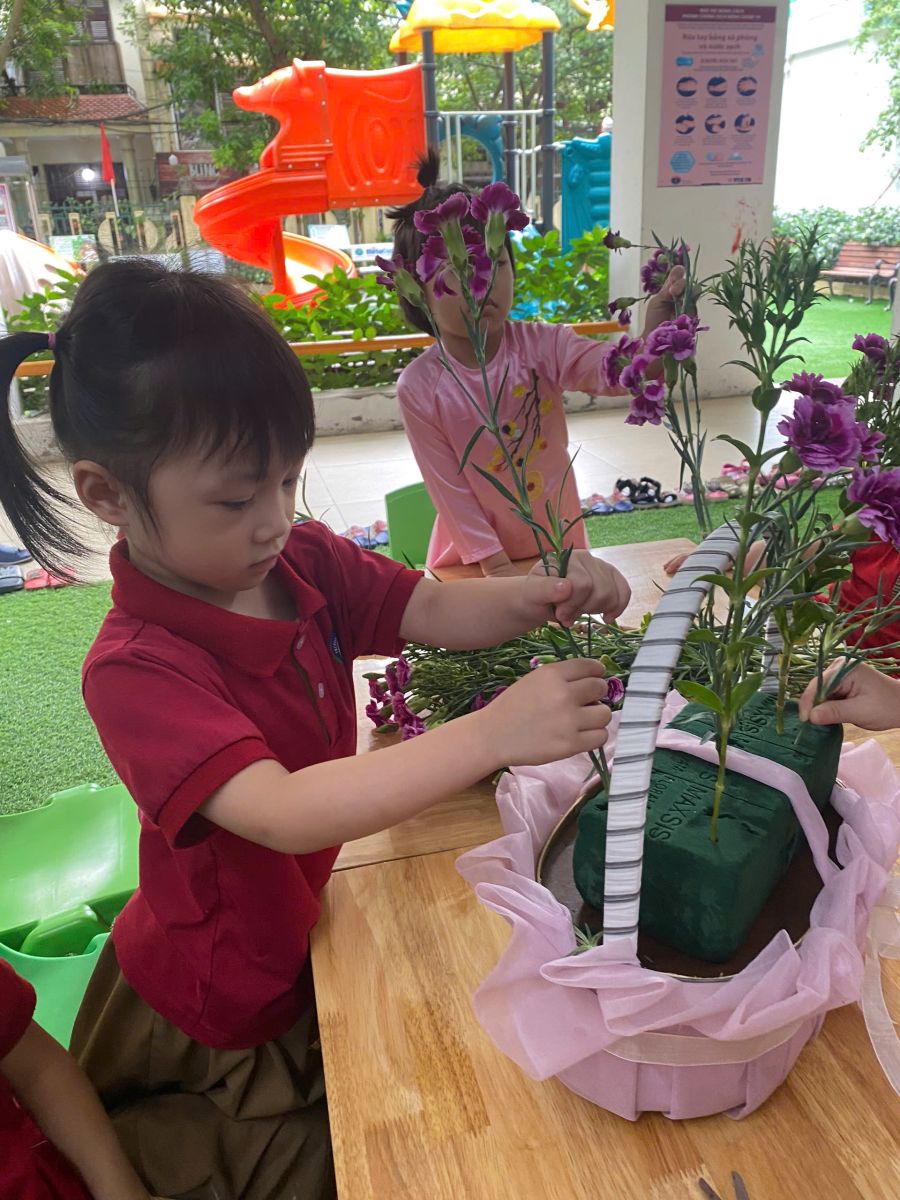 Các bé khối mẫu giáo nhỡ chào mừng ngày phụ nữ Việt Nam 20-10