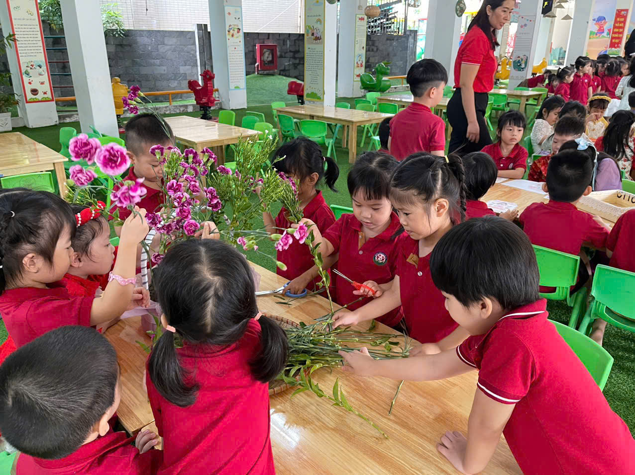 Các bé khối mẫu giáo nhỡ chào mừng ngày phụ nữ Việt Nam 20-10