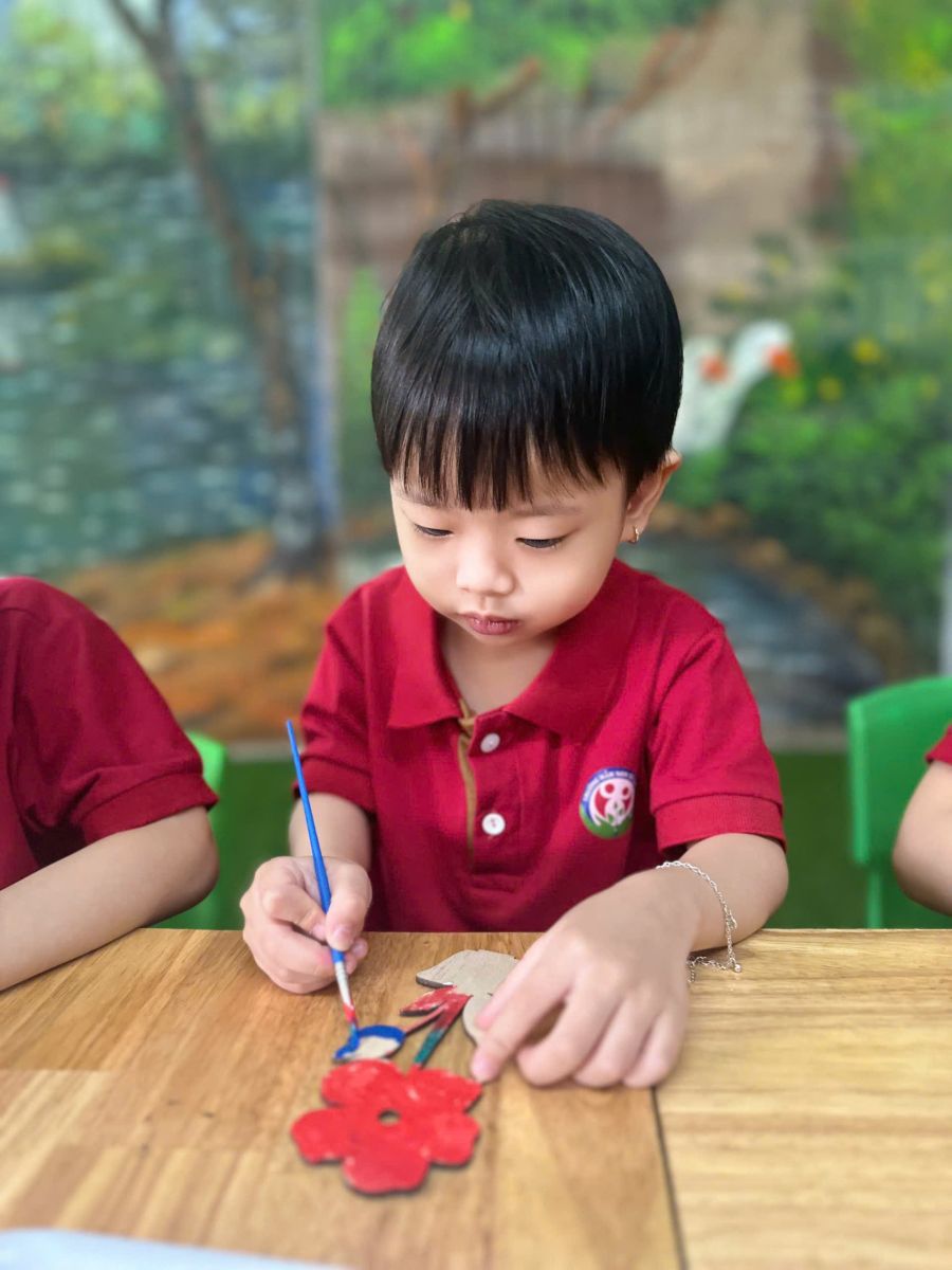 Các bé khối mẫu giáo nhỡ chào mừng ngày phụ nữ Việt Nam 20-10