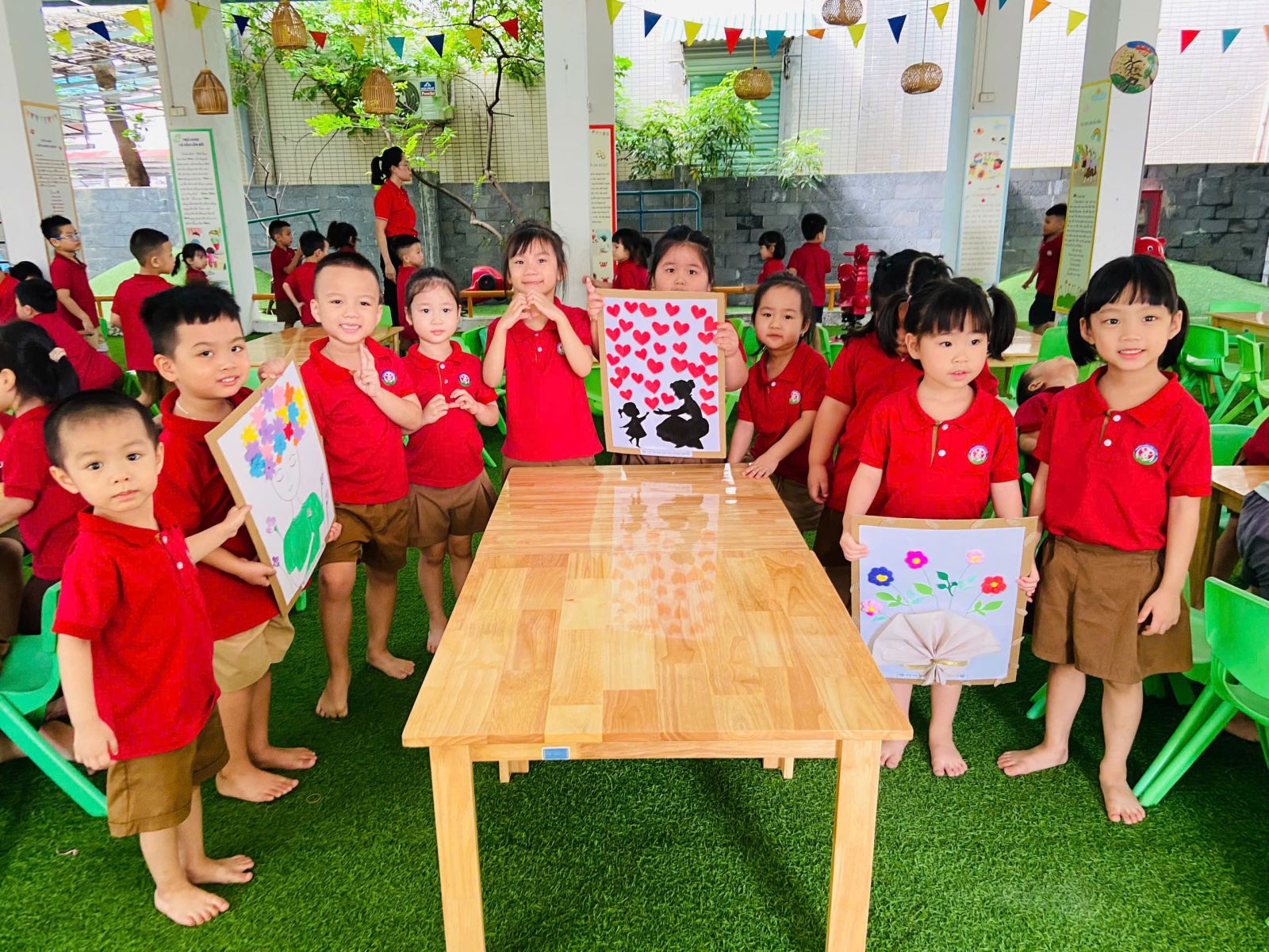 Các bé khối mẫu giáo nhỡ chào mừng ngày phụ nữ Việt Nam 20-10