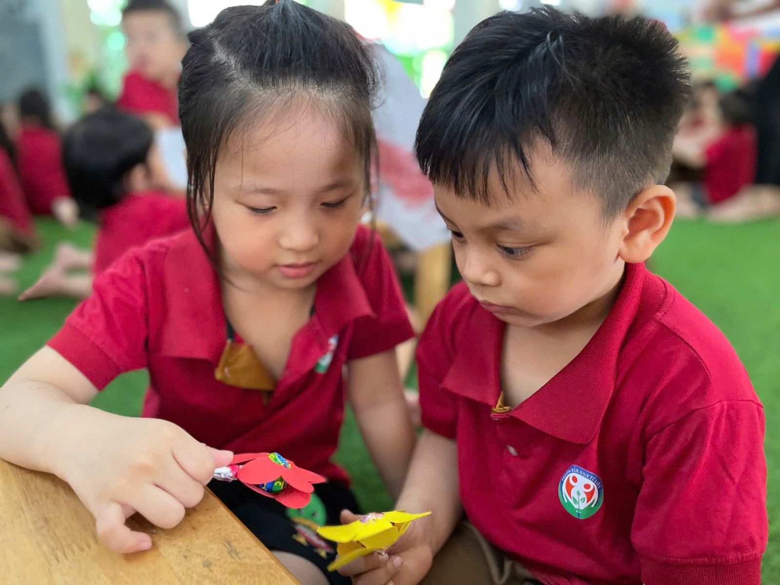 Các bé khối mẫu giáo nhỡ chào mừng ngày phụ nữ Việt Nam 20-10