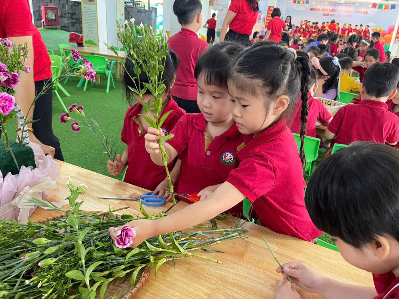 Các bé khối mẫu giáo nhỡ chào mừng ngày phụ nữ Việt Nam 20-10