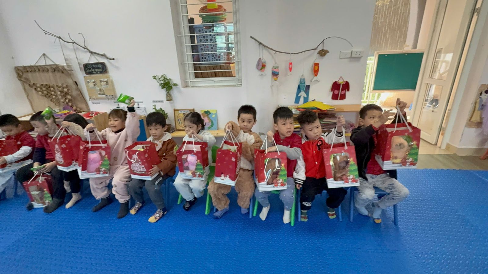 Cùng các bé MGL A4 đón lễ giáng sinh an lành.