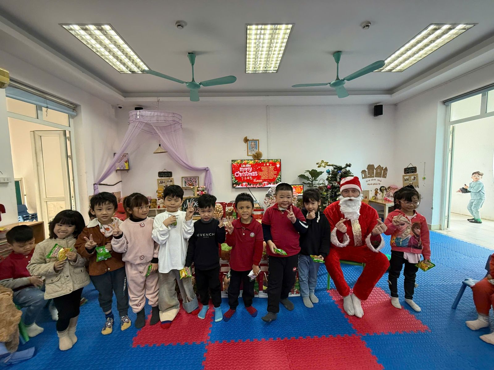 Cùng các bé MGL A4 đón lễ giáng sinh an lành.
