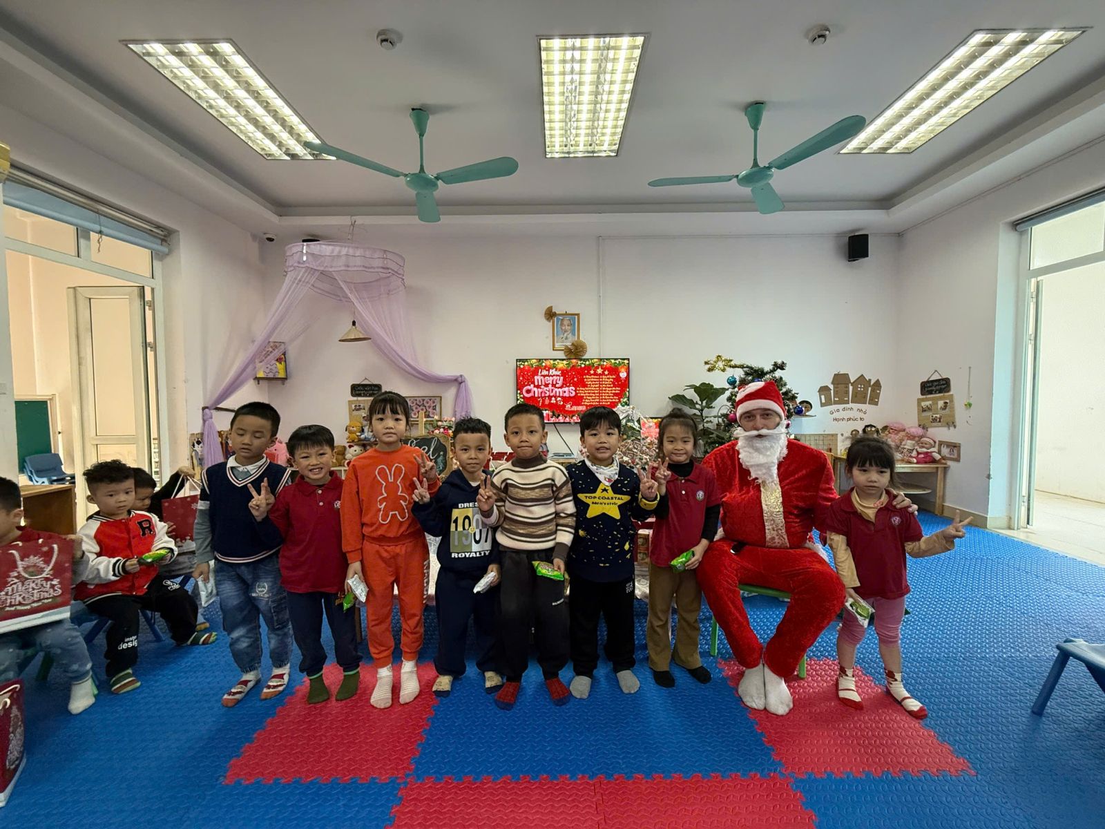 Cùng các bé MGL A4 đón lễ giáng sinh an lành.