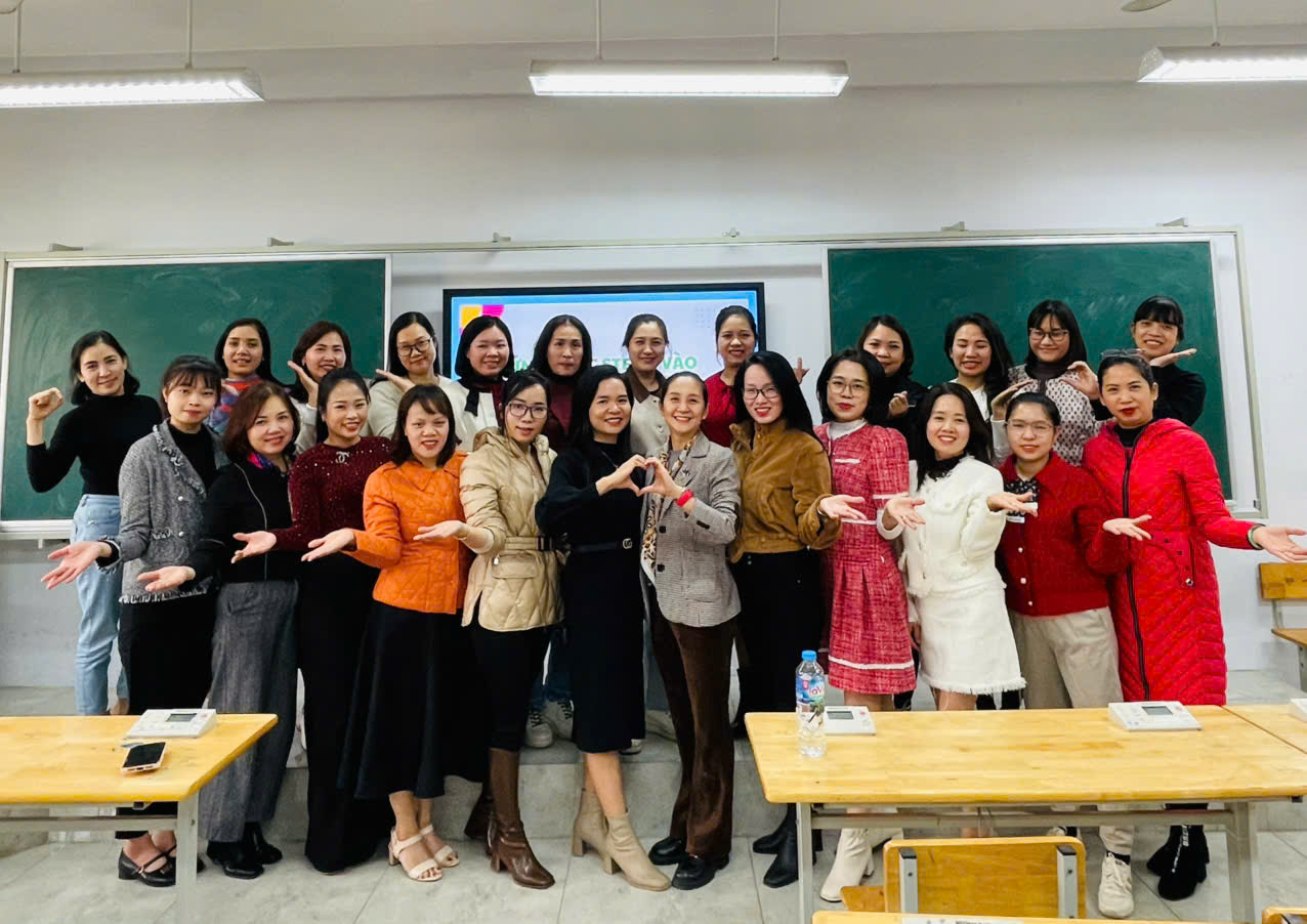 Trường mầm non Tứ Liên cùng một số trường mầm non công lập thuộc quận Tây Hồ đã tham gia lớp bồi dưỡng chuyên môn do Phòng giáo dục và đào tạo quận Tây Hồ tổ chức chuyên đề: Vận dụng STEAM trong giáo dục mầm non.