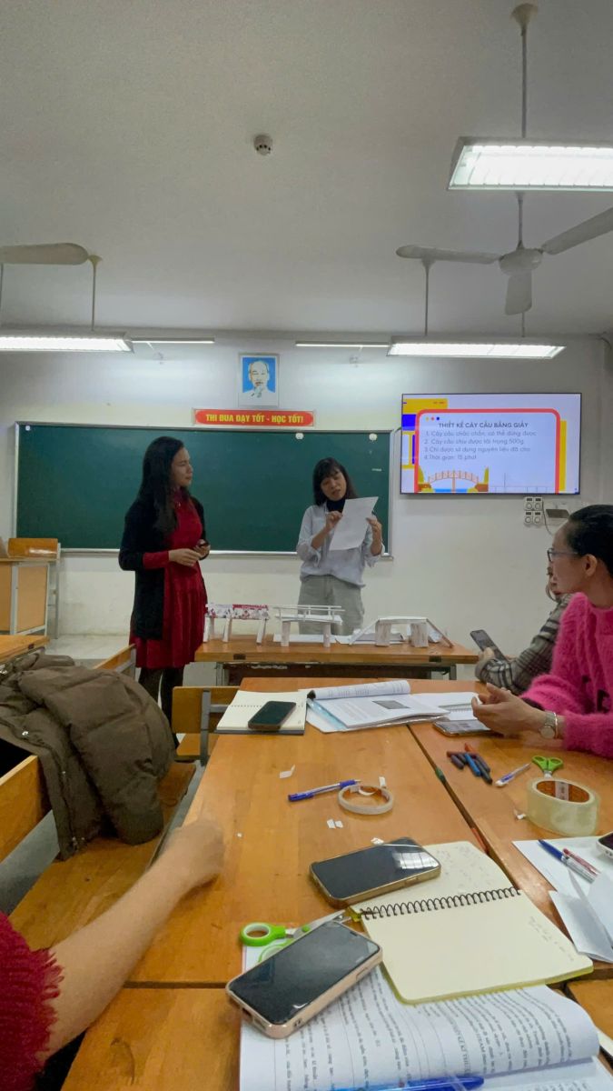 Trường mầm non Tứ Liên cùng một số trường mầm non công lập thuộc quận Tây Hồ đã tham gia lớp bồi dưỡng chuyên môn do Phòng giáo dục và đào tạo quận Tây Hồ tổ chức chuyên đề: Vận dụng STEAM trong giáo dục mầm non.