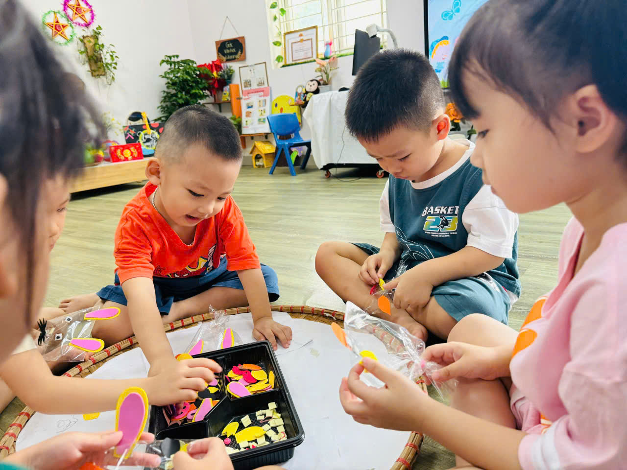CÁC BÉ KHỐI MẪU GIÁO NHỠ TRƯỜNG MẦM NON TỨ LIÊN TRẢI NGHIỆM HOẠT ĐỘNG “LÀM ĐỒ CHƠI TRUNG THU