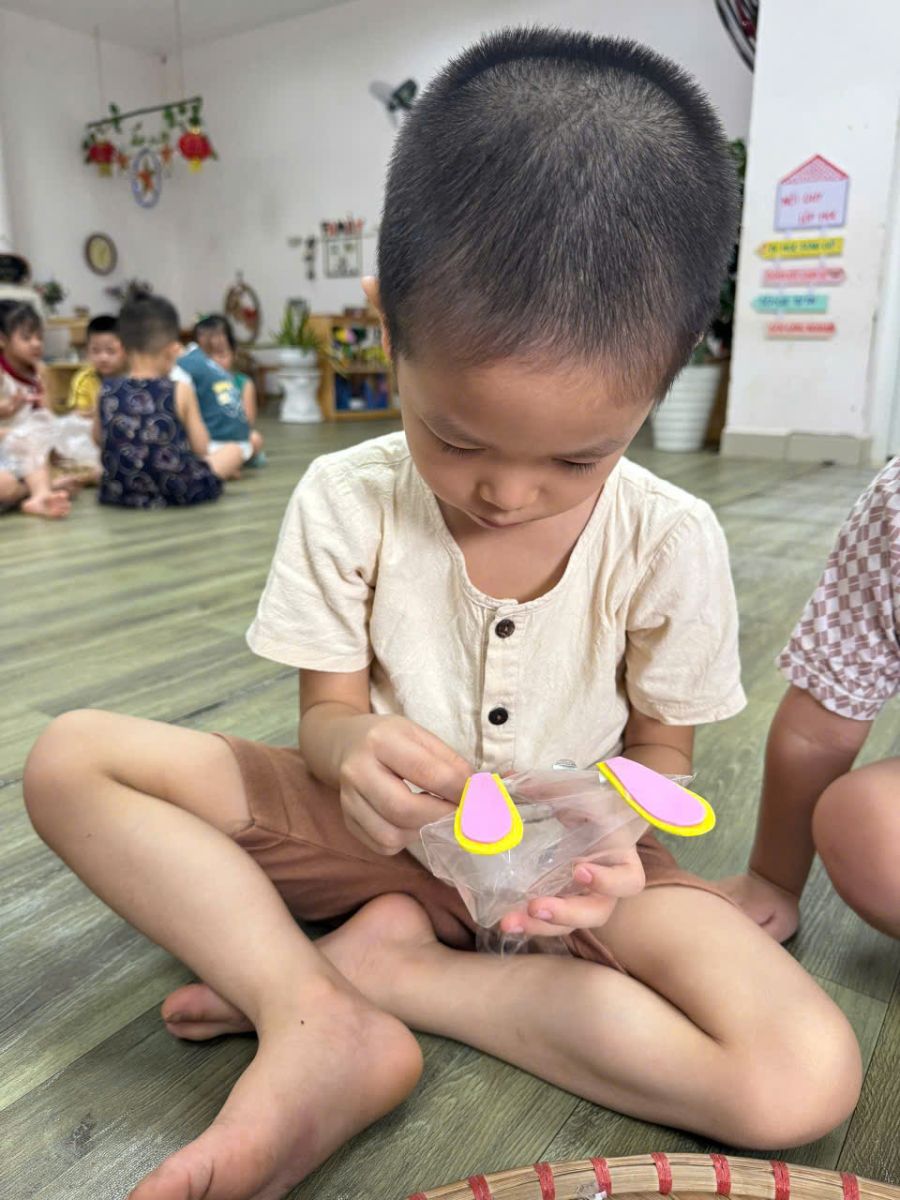 CÁC BÉ KHỐI MẪU GIÁO NHỠ TRƯỜNG MẦM NON TỨ LIÊN TRẢI NGHIỆM HOẠT ĐỘNG “LÀM ĐỒ CHƠI TRUNG THU
