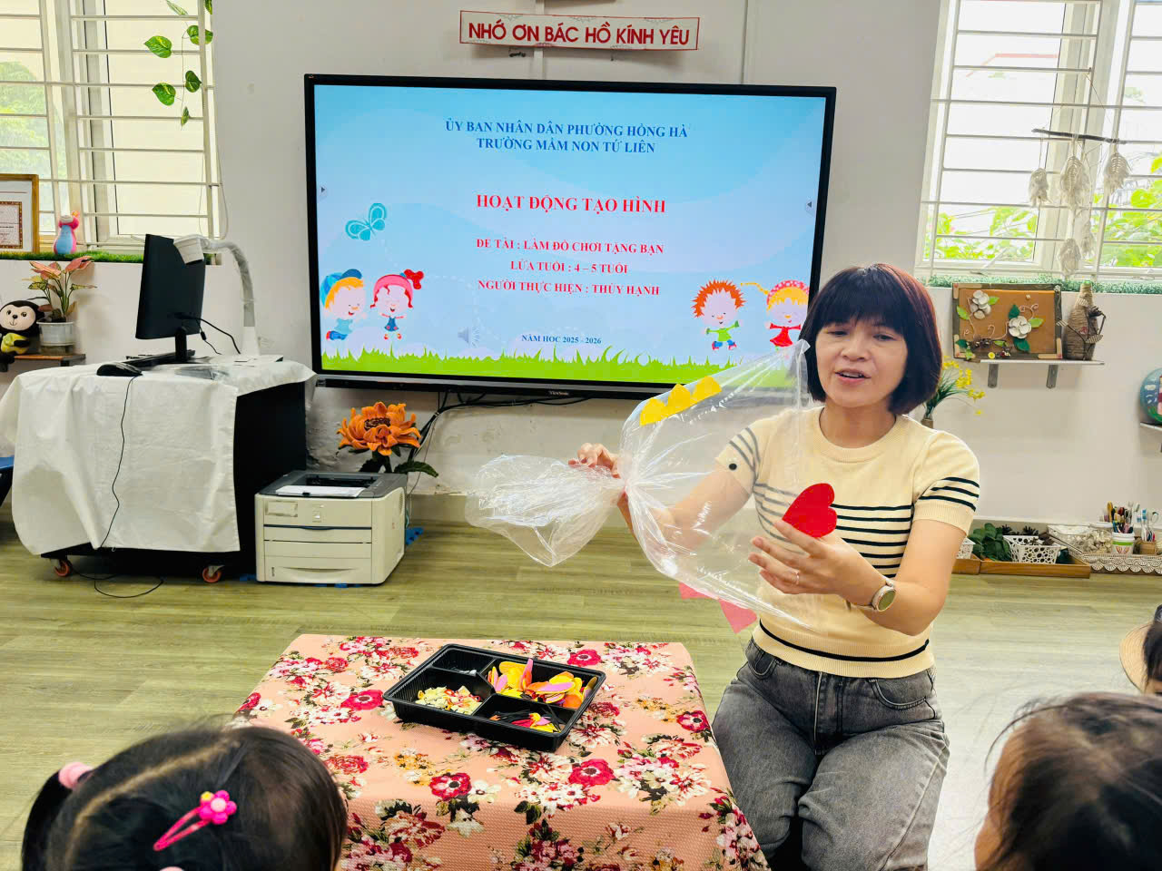 CÁC BÉ KHỐI MẪU GIÁO NHỠ TRƯỜNG MẦM NON TỨ LIÊN TRẢI NGHIỆM HOẠT ĐỘNG “LÀM ĐỒ CHƠI TRUNG THU