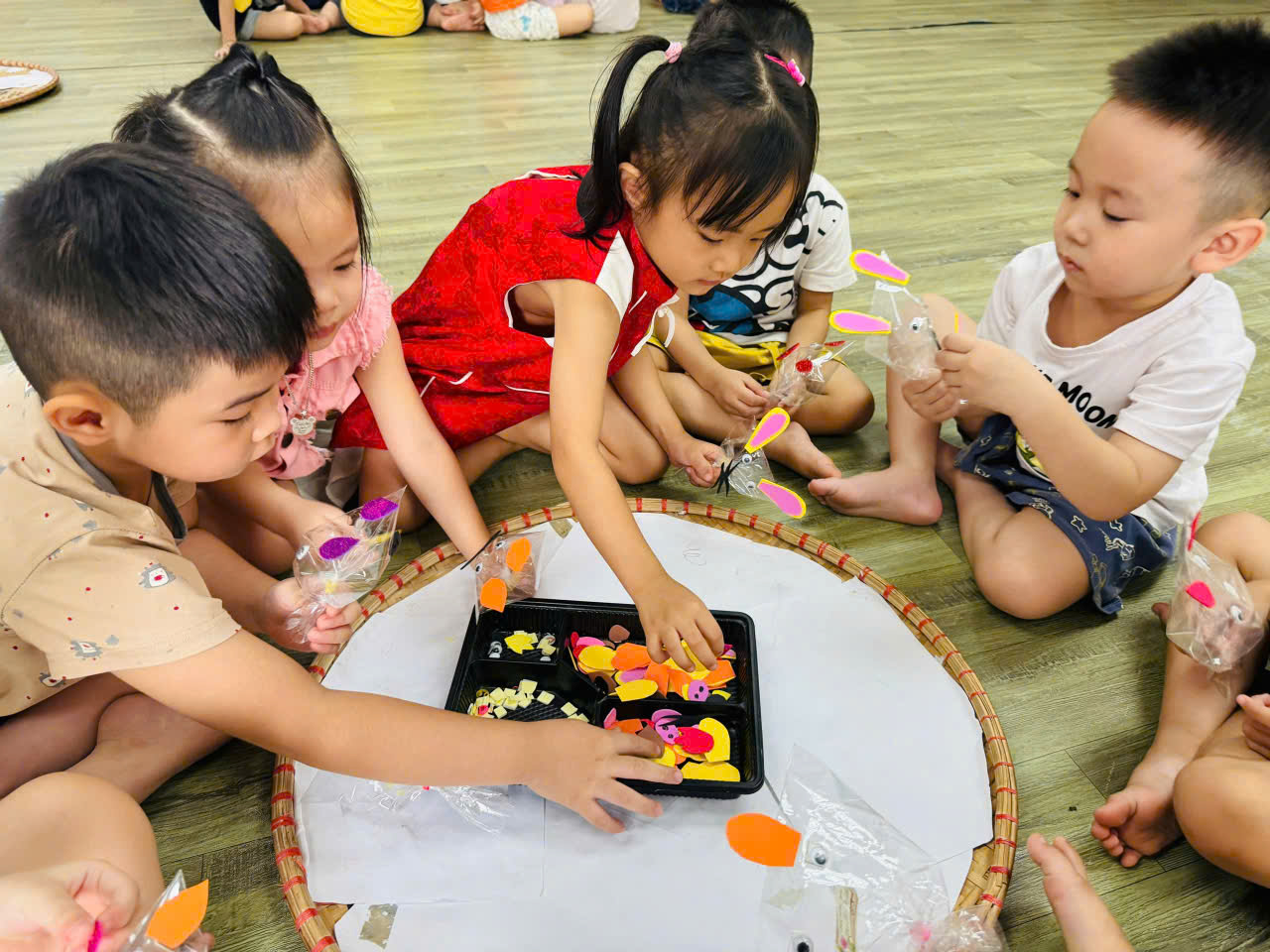 CÁC BÉ KHỐI MẪU GIÁO NHỠ TRƯỜNG MẦM NON TỨ LIÊN TRẢI NGHIỆM HOẠT ĐỘNG “LÀM ĐỒ CHƠI TRUNG THU
