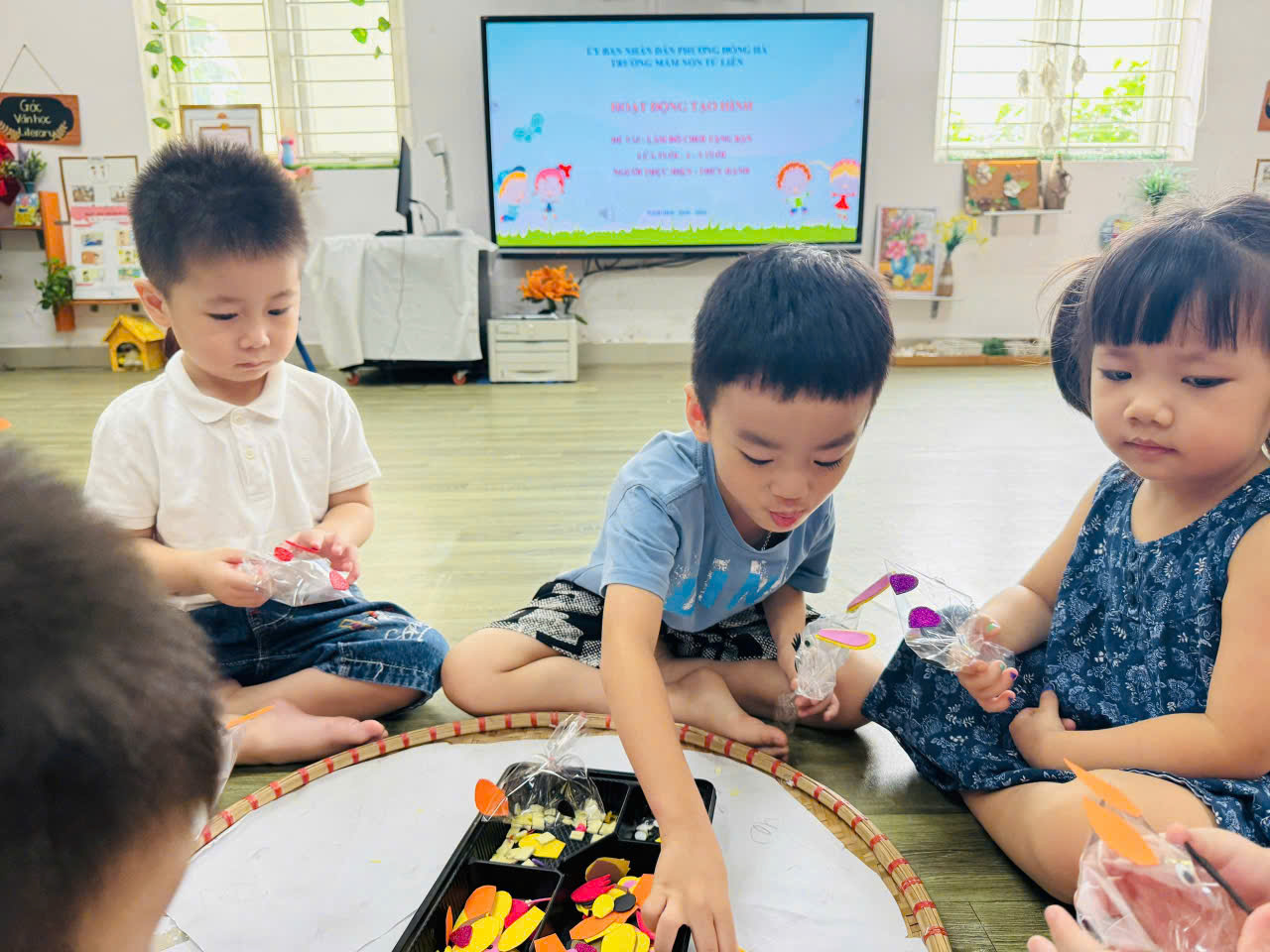 CÁC BÉ KHỐI MẪU GIÁO NHỠ TRƯỜNG MẦM NON TỨ LIÊN TRẢI NGHIỆM HOẠT ĐỘNG “LÀM ĐỒ CHƠI TRUNG THU