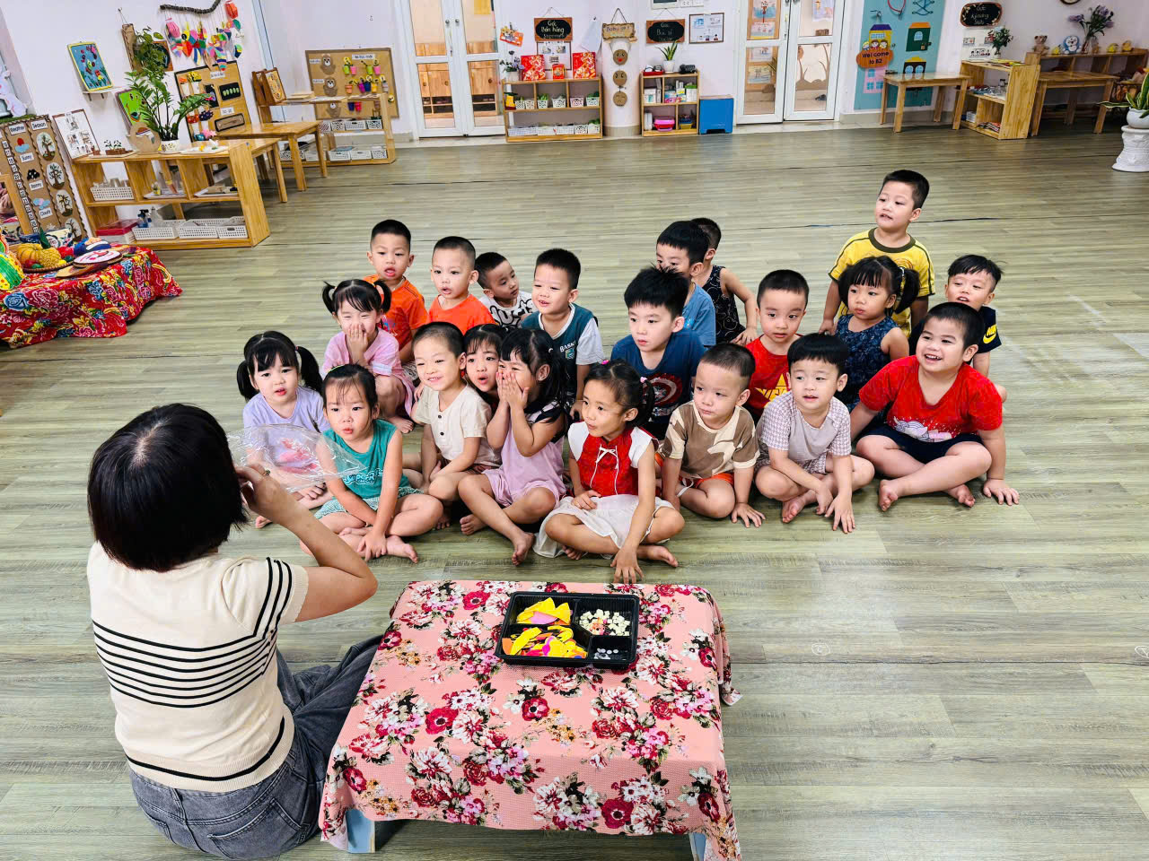 CÁC BÉ KHỐI MẪU GIÁO NHỠ TRƯỜNG MẦM NON TỨ LIÊN TRẢI NGHIỆM HOẠT ĐỘNG “LÀM ĐỒ CHƠI TRUNG THU