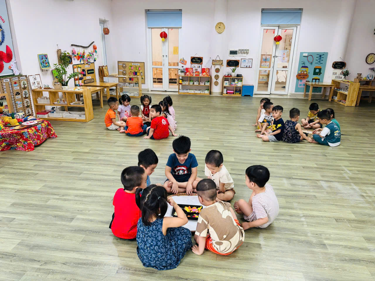 CÁC BÉ KHỐI MẪU GIÁO NHỠ TRƯỜNG MẦM NON TỨ LIÊN TRẢI NGHIỆM HOẠT ĐỘNG “LÀM ĐỒ CHƠI TRUNG THU