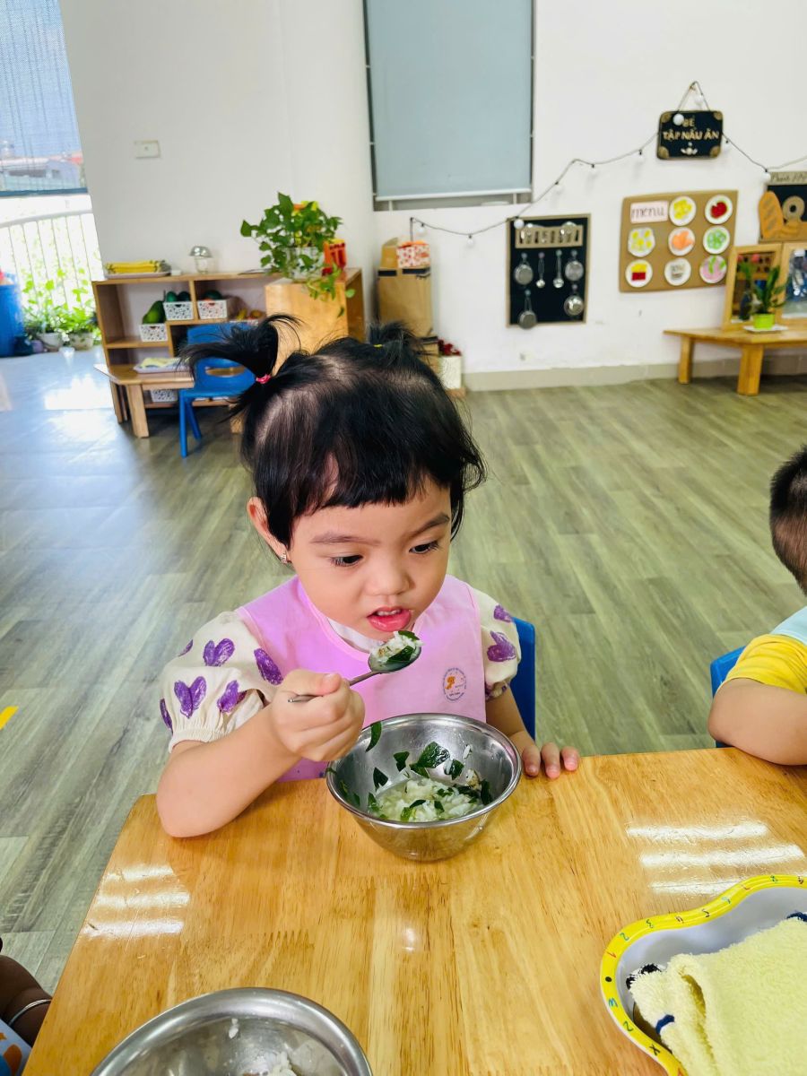 🥣 HOẠT ĐỘNG ĂN CỦA CÁC BÉ LỚP NHÀ TRẺ: BỮA ĂN NGON- NIỀM VUI MỖI NGÀY