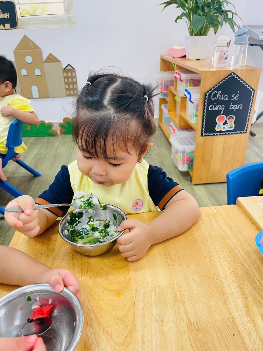 🥣 HOẠT ĐỘNG ĂN CỦA CÁC BÉ LỚP NHÀ TRẺ: BỮA ĂN NGON- NIỀM VUI MỖI NGÀY