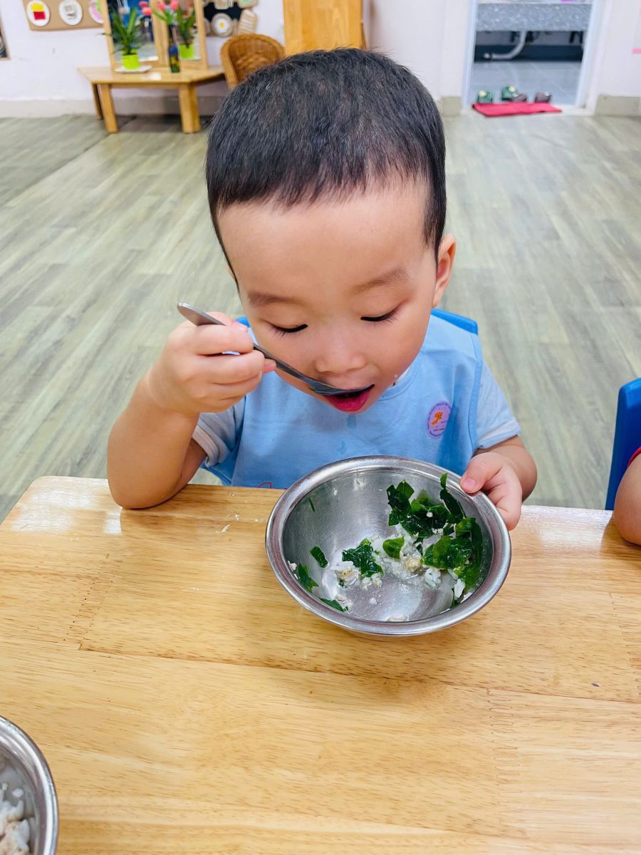 🥣 HOẠT ĐỘNG ĂN CỦA CÁC BÉ LỚP NHÀ TRẺ: BỮA ĂN NGON- NIỀM VUI MỖI NGÀY