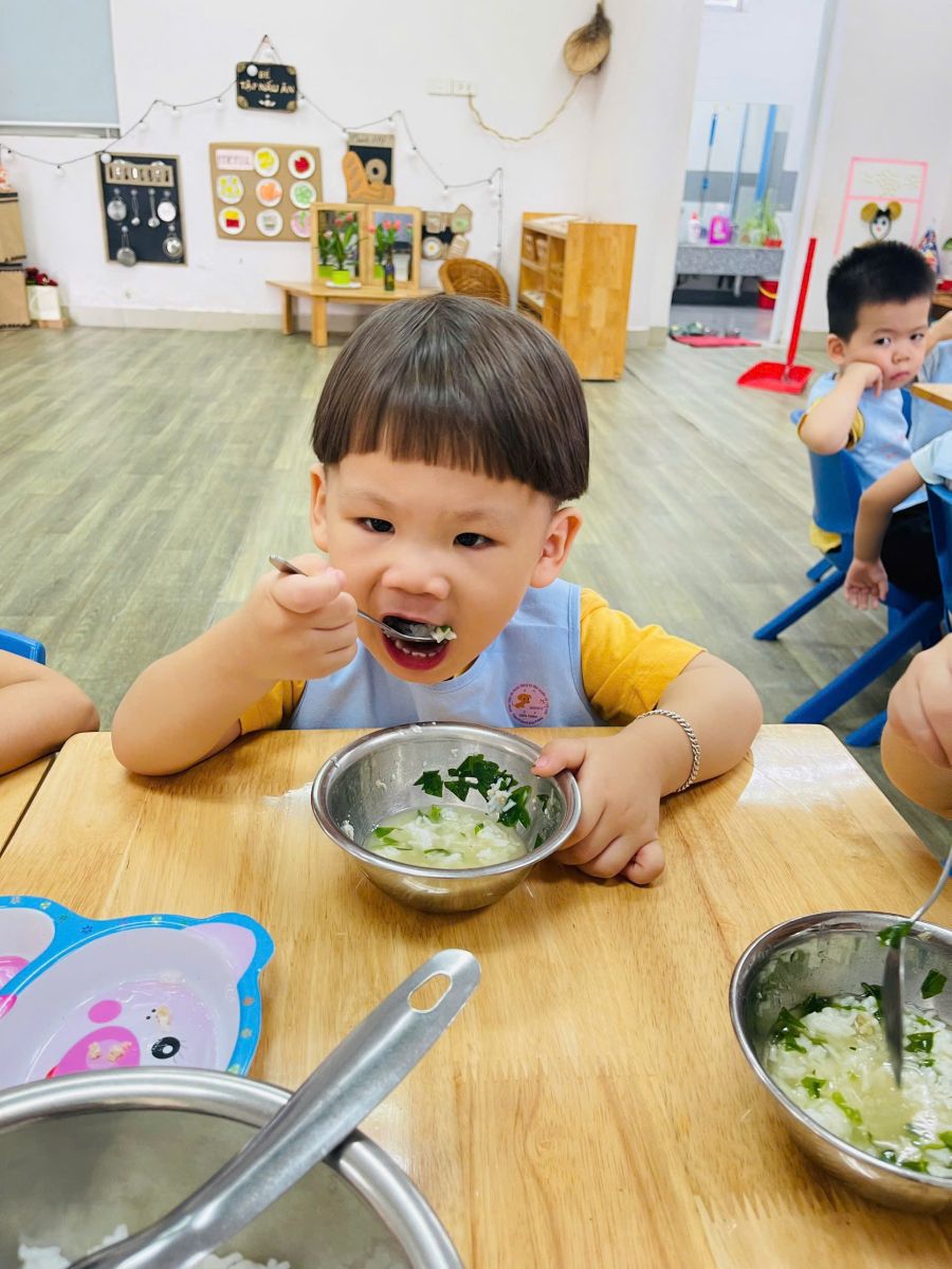 🥣 HOẠT ĐỘNG ĂN CỦA CÁC BÉ LỚP NHÀ TRẺ: BỮA ĂN NGON- NIỀM VUI MỖI NGÀY