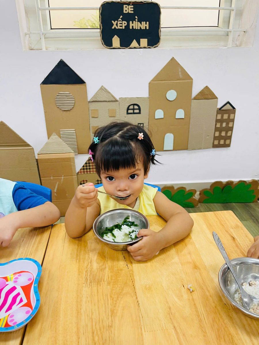 🥣 HOẠT ĐỘNG ĂN CỦA CÁC BÉ LỚP NHÀ TRẺ: BỮA ĂN NGON- NIỀM VUI MỖI NGÀY