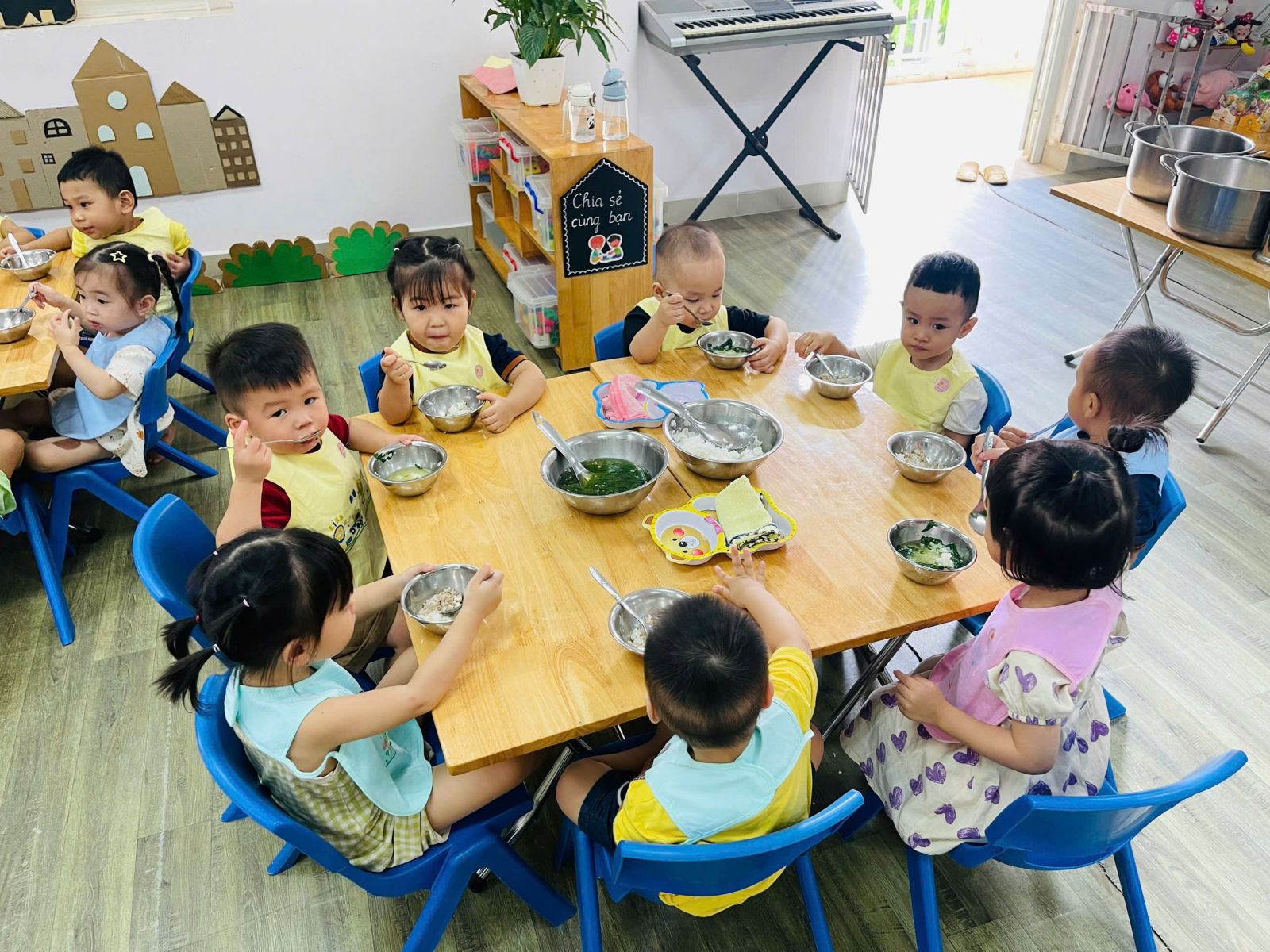 🥣 HOẠT ĐỘNG ĂN CỦA CÁC BÉ LỚP NHÀ TRẺ: BỮA ĂN NGON- NIỀM VUI MỖI NGÀY