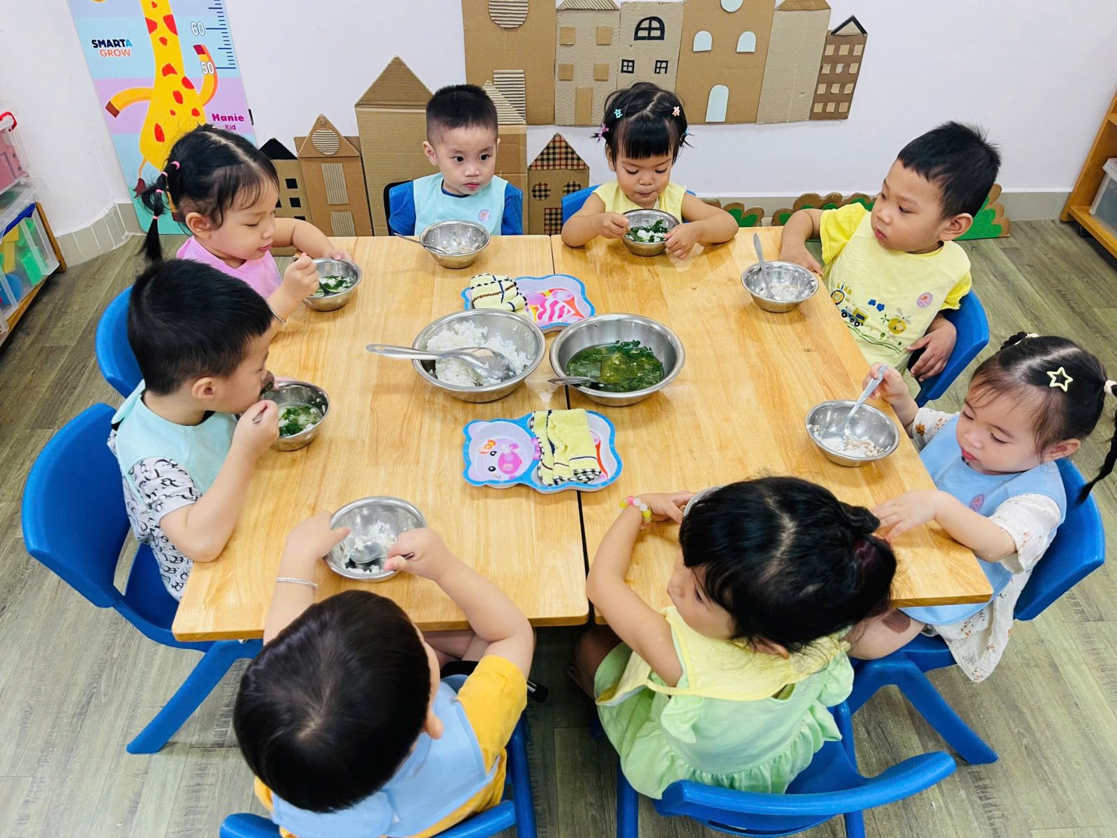 🥣 HOẠT ĐỘNG ĂN CỦA CÁC BÉ LỚP NHÀ TRẺ: BỮA ĂN NGON- NIỀM VUI MỖI NGÀY