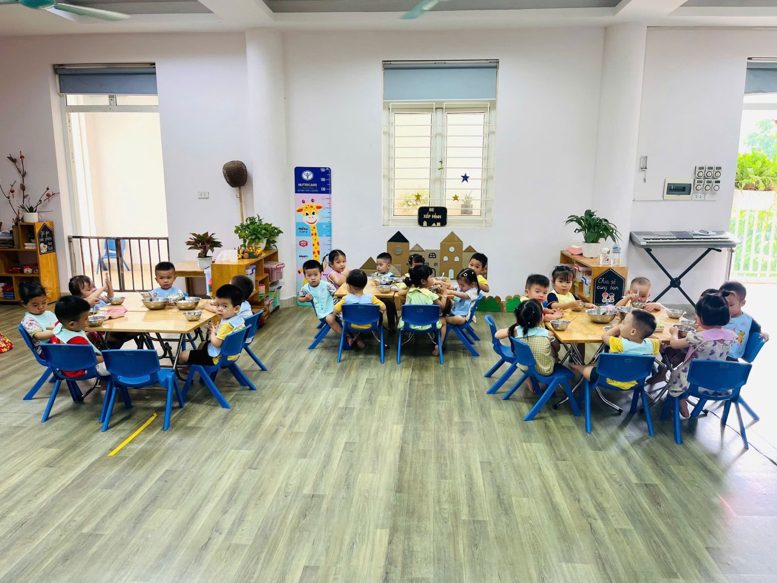 🥣 HOẠT ĐỘNG ĂN CỦA CÁC BÉ LỚP NHÀ TRẺ: BỮA ĂN NGON- NIỀM VUI MỖI NGÀY