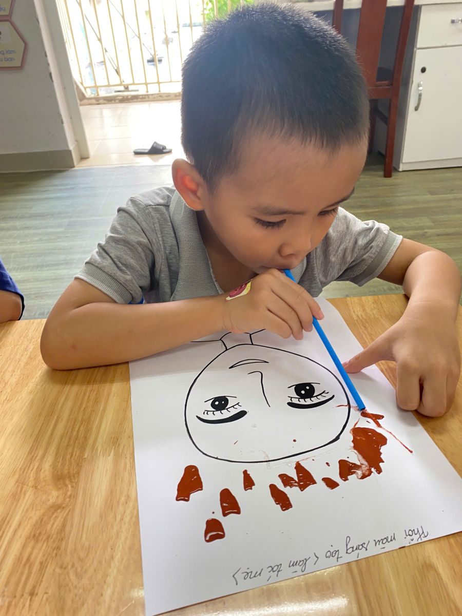 HOẠT ĐỘNG THỔI MÀU SÁNG TẠO CỦA CÁC BÉ KHỐI MẪU GIÁO NHỠ TRƯỜNG MẦM NON TỨ LIÊN