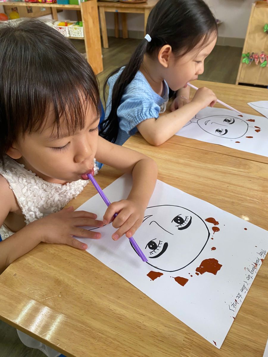HOẠT ĐỘNG THỔI MÀU SÁNG TẠO CỦA CÁC BÉ KHỐI MẪU GIÁO NHỠ TRƯỜNG MẦM NON TỨ LIÊN