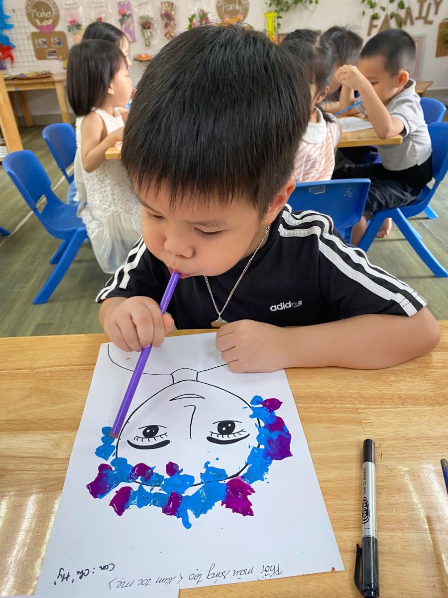 HOẠT ĐỘNG THỔI MÀU SÁNG TẠO CỦA CÁC BÉ KHỐI MẪU GIÁO NHỠ TRƯỜNG MẦM NON TỨ LIÊN