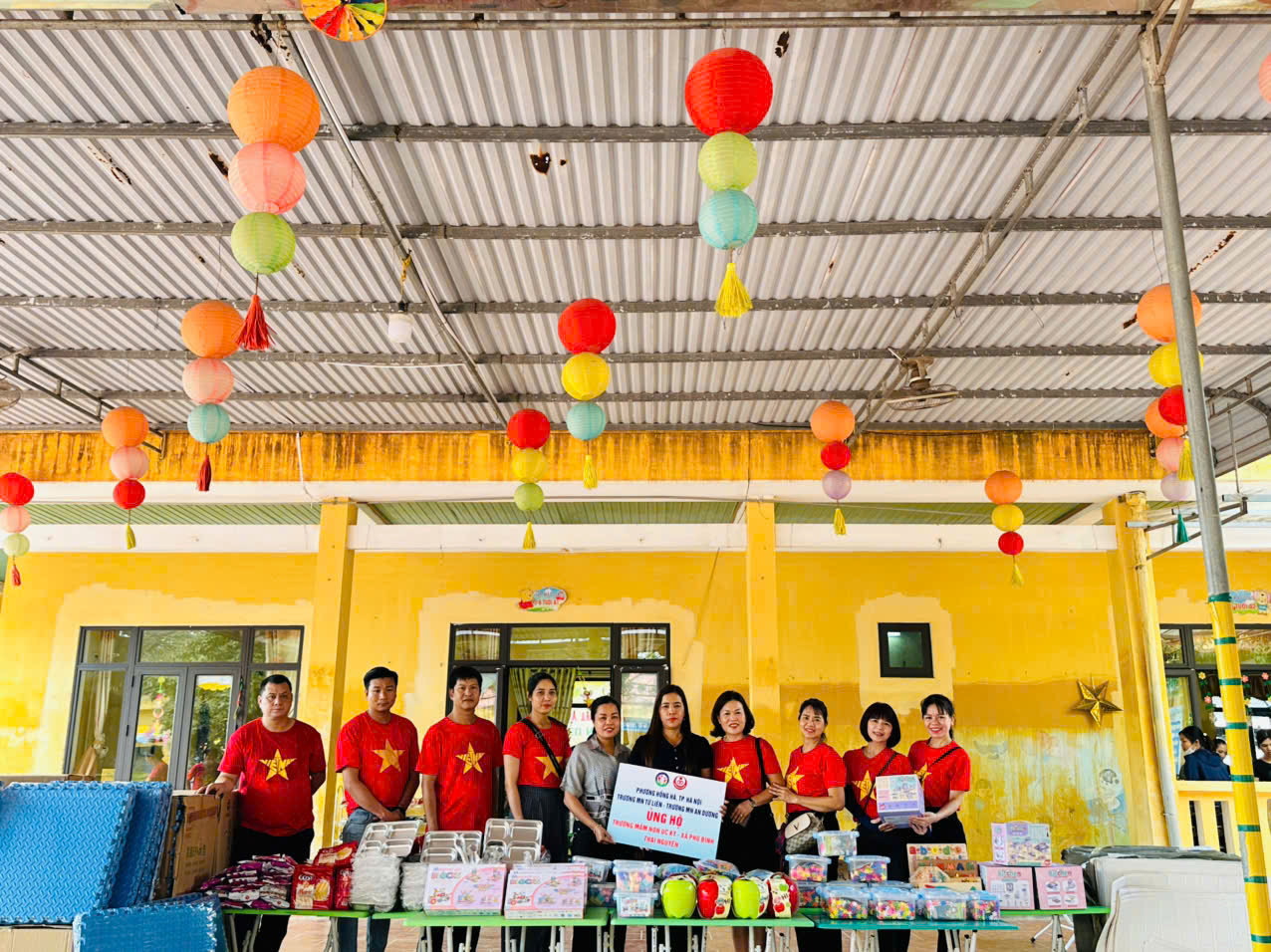 TRƯỜNG MẦM NON TỨ LIÊN - LAN TỎA YÊU THƯƠNG, HƯỚNG VỀ ĐỒNG BÀO VÙNG BÃO LŨ
