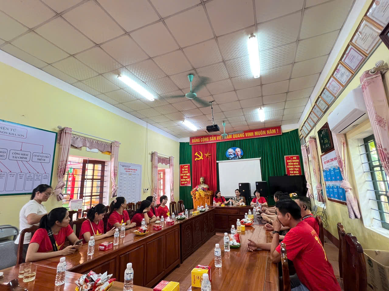 TRƯỜNG MẦM NON TỨ LIÊN - LAN TỎA YÊU THƯƠNG, HƯỚNG VỀ ĐỒNG BÀO VÙNG BÃO LŨ