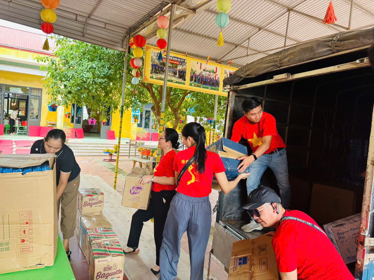 TRƯỜNG MẦM NON TỨ LIÊN - LAN TỎA YÊU THƯƠNG, HƯỚNG VỀ ĐỒNG BÀO VÙNG BÃO LŨ