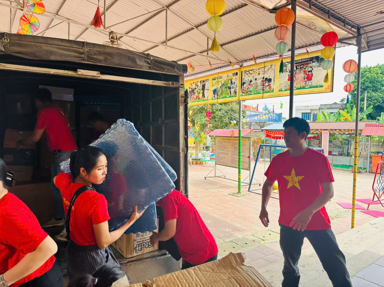 TRƯỜNG MẦM NON TỨ LIÊN - LAN TỎA YÊU THƯƠNG, HƯỚNG VỀ ĐỒNG BÀO VÙNG BÃO LŨ