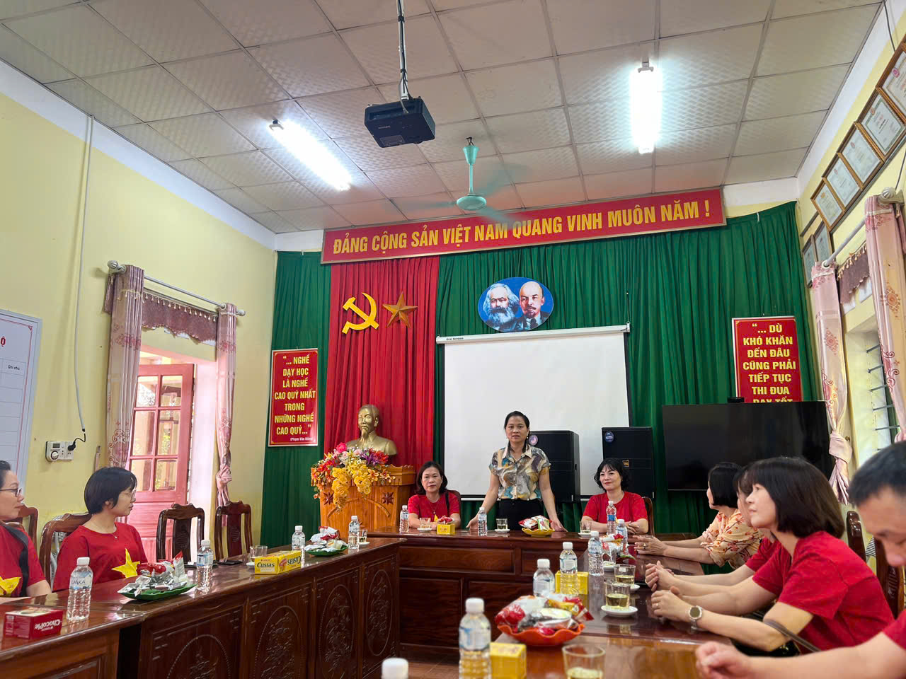 TRƯỜNG MẦM NON TỨ LIÊN - LAN TỎA YÊU THƯƠNG, HƯỚNG VỀ ĐỒNG BÀO VÙNG BÃO LŨ